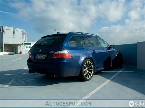 BMW E61 Touring automobilio bagažinė su matomu akumuliatoriaus skyriumi