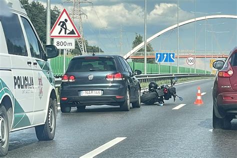 Tematinė nuotrauka, vaizduojanti avariją kelyje