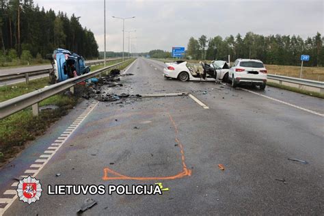 Eismo įvykio vieta su policijos ir gelbėjimo tarnybomis