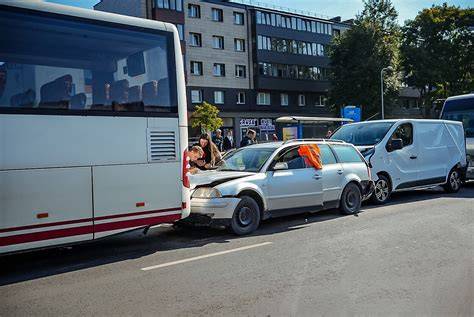 automobilių avarija magistralėje, degančios transporto priemonės, medikų pagalba