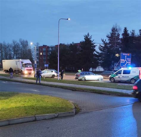 automobilių avarija sankryžoje, apgadintos mašinos