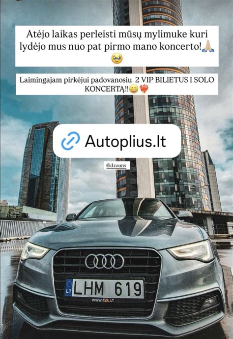 Teminis automobilis, važiuojantis JAE keliais su dangoraižių fonu