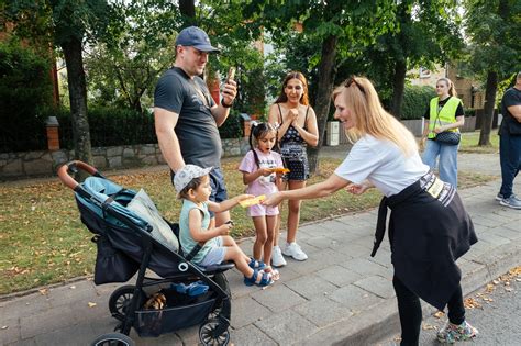 Teminis vaizdas: vaikas, važiuojantis elektromobiliu