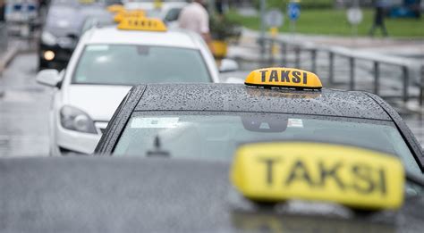 Taksi automobilis su iškabinta reklama ir švieslente
