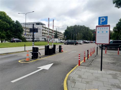 Teminė nuotrauka: neeksploatuojamos transporto priemonės automobilių stovėjimo aikštelėje