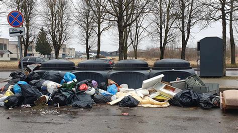 Teminė nuotrauka: neteisėtai išmestų atliekų krūva gamtoje