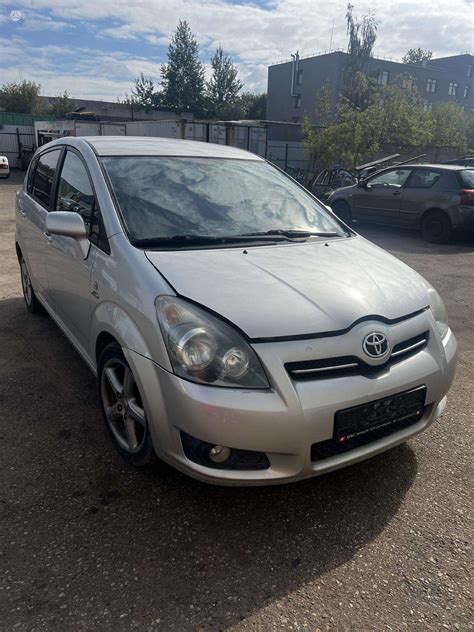Toyota Corolla Verso automobilis su ratlankiais