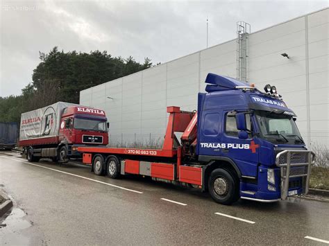 Tralas su dviem automobiliais