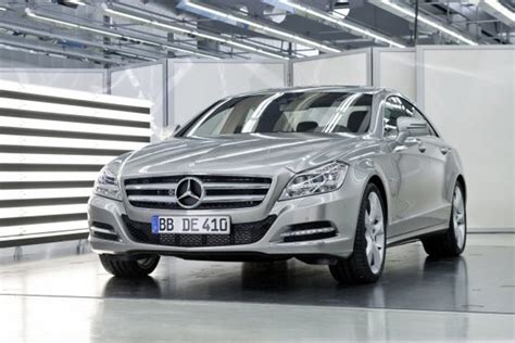 Priekinės dalies dizaino pokyčiai, pabrėžiantys naująjį „Mercedes-Benz“ dizaino kalbos stilių
