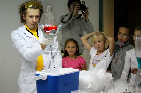 Mokslo šou vaikų gimtadieniui, kur vaikai dalyvauja eksperimentuose