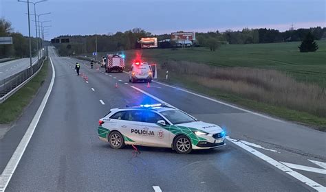 automobilio avarija naktį, policijos automobilis, neblaivus vairuotojas