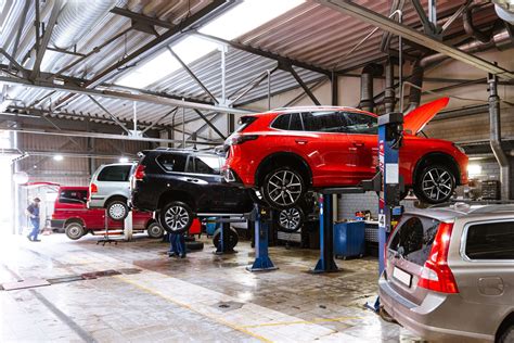 Nuotrauka, vaizduojanti pneumatini domkrata automobiliu remonto servise