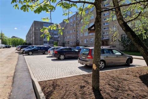 Automobilių stovėjimo vietų trūkumo daugiabučių kiemuose iliustracija