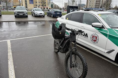 Eismo taisyklių pažeidimų iliustracija daugiabučio kieme