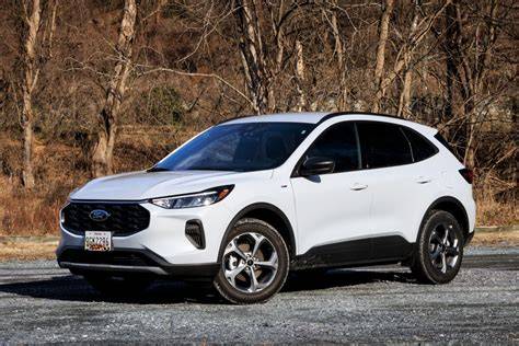 Ford Escape keturių kartų evoliucijos infografika