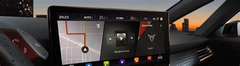 Tematinė nuotrauka: BMW automobilio interjeras su navigacijos ekranu