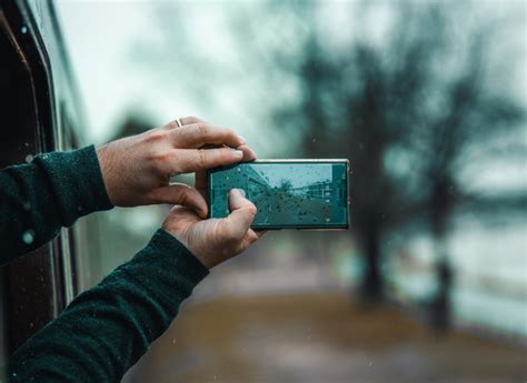 Tematinė nuotrauka: eismo įvykio vietos fotografavimas telefonu