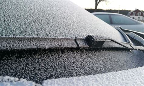 Tematinė nuotrauka: apšalęs automobilio stiklas