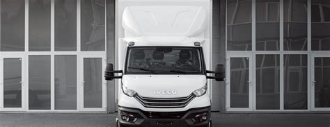 Bendras Iveco Daily furgono vaizdas iš priekio, demonstruojantis jo dizainą ir dydį.