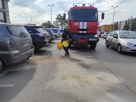Teminė nuotrauka: apgadintas automobilis stovėjimo aikštelėje