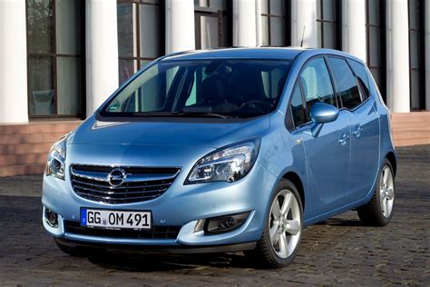 Tematinė nuotrauka su Opel Meriva automobiliu miesto aplinkoje