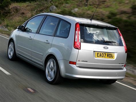 Ford C-Max važiuojantis keliu