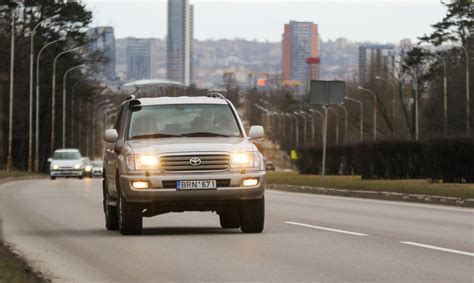 Teminis automobilio su įjungtais rūko žibintais nuotrauka rūke