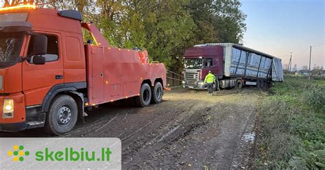 Infografika, lyginanti skirtingus automobilių transportavimo būdus (geležinkeliu, oru, sunkvežimiu) pagal greitį, kainą ir atstumą