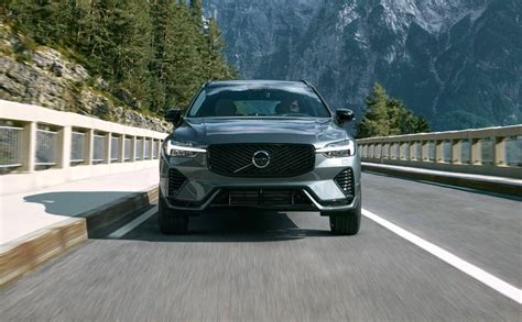 Nuotrauka, vaizduojanti Volvo XC60 prietaisų skydelį su įspėjimais