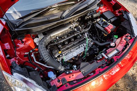 schematinis automobilio Suzuki Swift III kėbulo vaizdas su nurodytais matmenimis