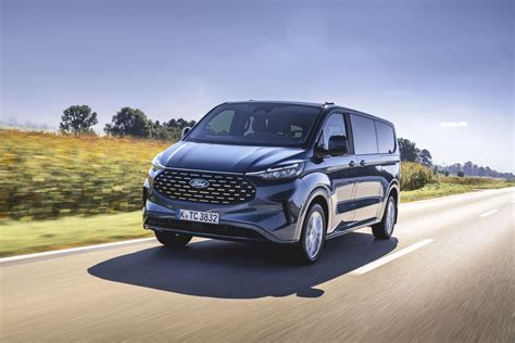 Ford Tourneo Custom 2013 modelio nuotrauka su priekine dalimi