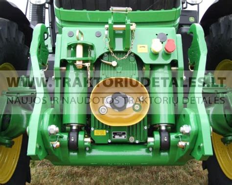 John Deere traktoriaus interjero detalės su pavarų svirties plokštele