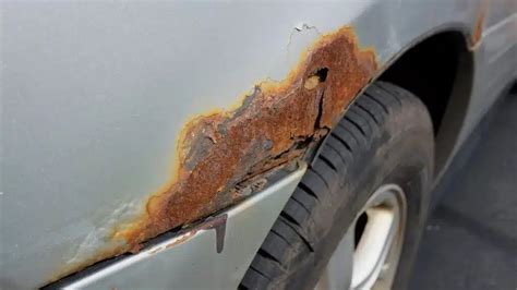 Teminis naudoto automobilio korozijos problemos iliustracija