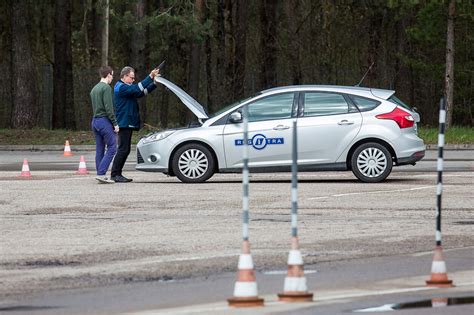 Nuotrauka, vaizduojanti „Regitros“ egzaminuotoją ir mokinį per praktinio vairavimo egzaminą.