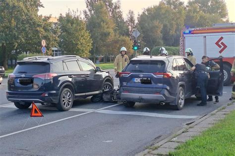 Avarijos scheminis vaizdas su dviem susidūrusiais automobiliais