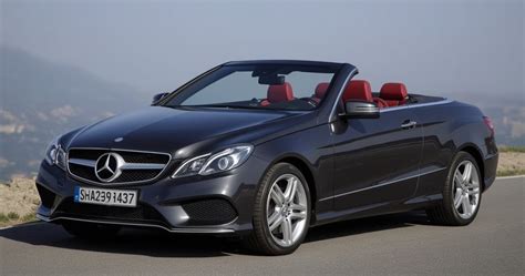 Vaizdas: Priekinės Mercedes-Benz E klasės (2010 m.) dizaino detalės, akcentuojant keturių žibintų stilių.