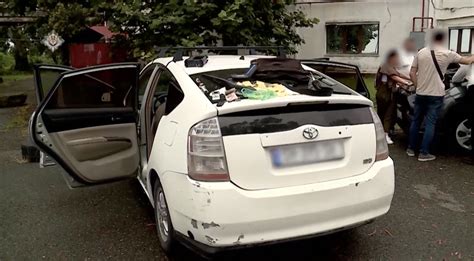 Evakuatorius veža Toyota Prius automobilį su visiškai iškrauta baterija