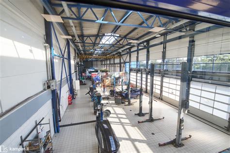 Autoserviso pastatas su įvažiavimu