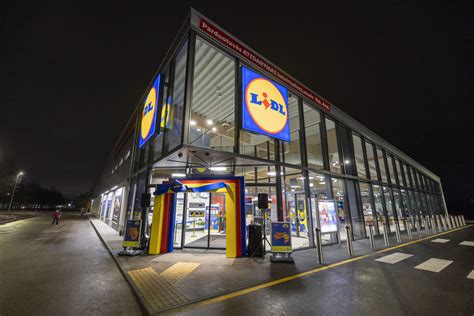 Teminė nuotrauka su laimingais laimėtojais ir „Lidl“ parduotuve fone