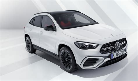 „Mercedes-Benz GLA“ priekinis vaizdas, stovintis mieste