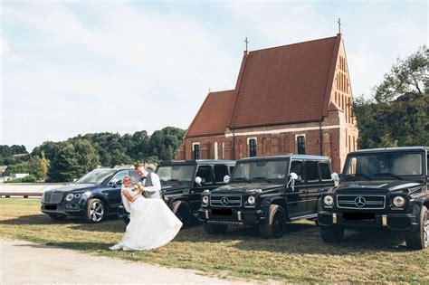 „Mercedes-Benz G“ klasės automobilis su vairuotoju ir keleiviais prabangiame fone