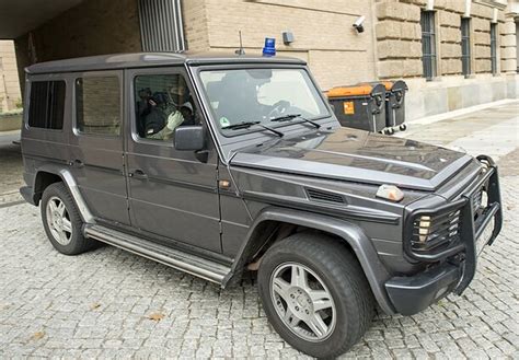 „Mercedes-Benz G“ klasės automobilis atokiame Lietuvos kelyje, pabrėžiantis visureigio galimybes