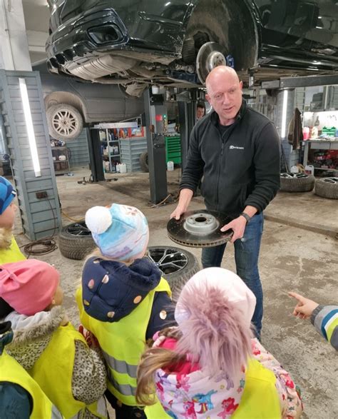 automobilių serviso darbuotojų komanda