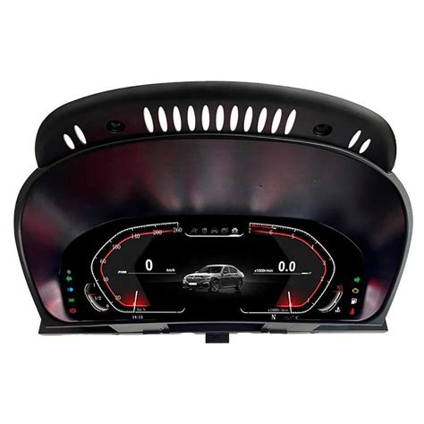 automobilio prietaisų skydelis su įjungtais žibintais, rodančiais tolimąsias šviesas