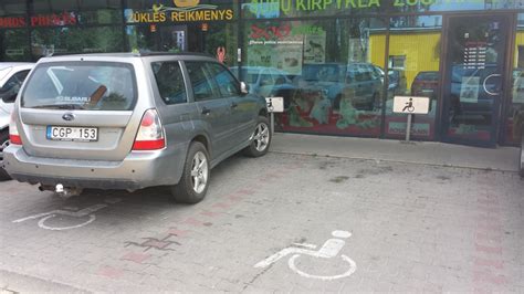 Automobilis, netinkamai pastatytas neįgaliųjų vietoje