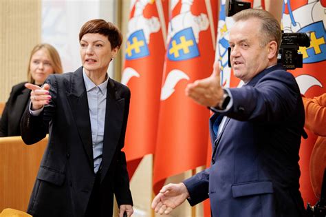 Schema, kaip matuoti uždegimo žvakės tarpą su įvairiais įrankiais (tarpmatis, moneta, viela)