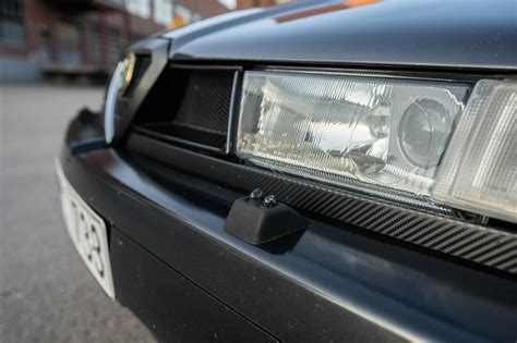 Alfa Romeo 155 Q4 su atidarytu variklio gaubtu, demonstruojanti galingą variklį