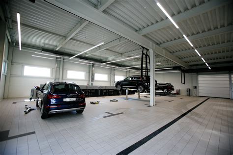 Teminė nuotrauka: žmogus apžiūrinėja naują automobilį salone