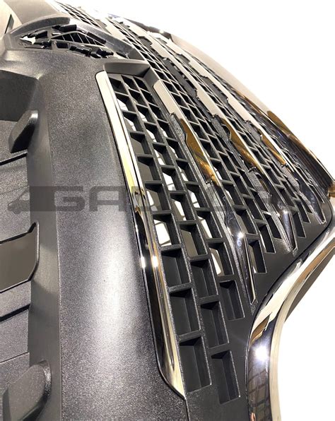 Nissan Qashqai išorės dizaino detalės: priekinės grotelės, priekiniai ir galiniai LED žibintai
