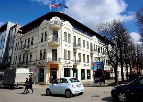 Kauno Laisvės alėjos su automobilių nuomos įmonės biuro fasadu nuotrauka